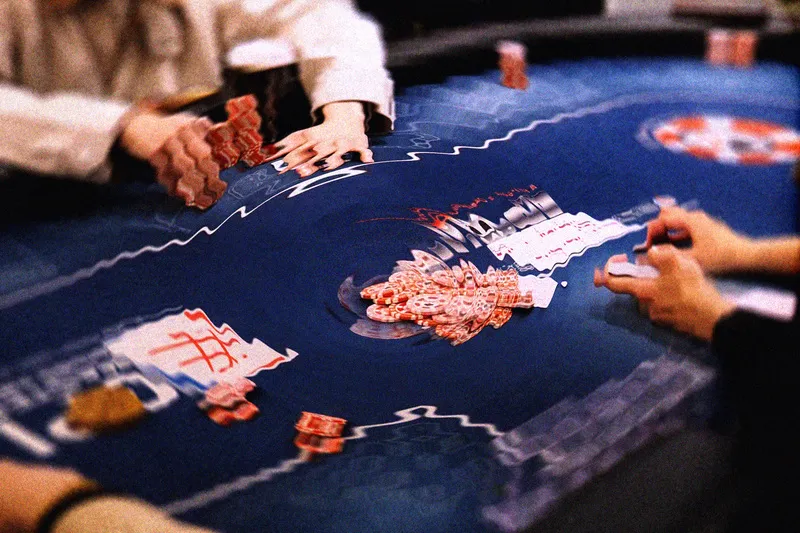 德州撲克賭桌對戰場景|Texas Hold’em 策略與籌碼對決